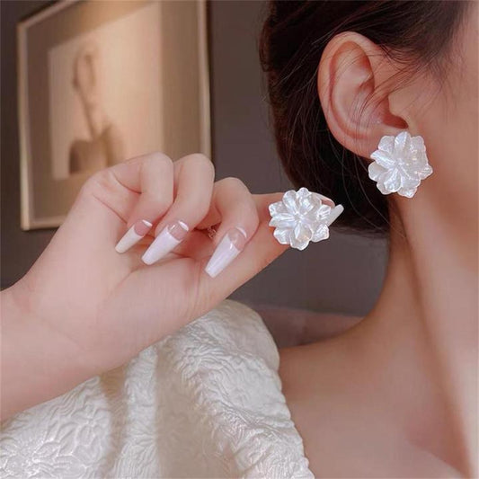 Why Minimalist Jewelry is the Everyday Luxury You Deserve