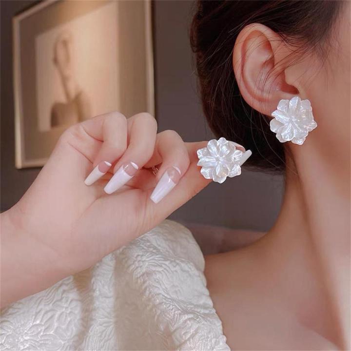 Why Minimalist Jewelry is the Everyday Luxury You Deserve